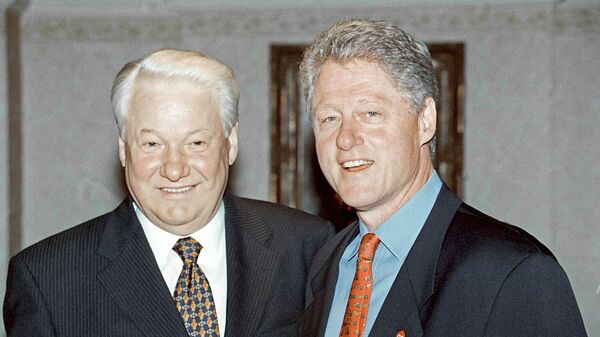 Председник Русије Борис Јељцин и председник САД Бил Клинтон током састанка у Великој Британији 1989. - Sputnik Србија
