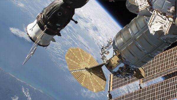 Ruski svemirski brod Sojuz MS-09 i teretni brod Nortrop Gruman spojeni sa Međunarodnom svemirskom stanicom - Sputnik Srbija