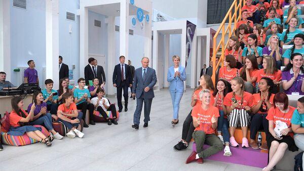 Predsednik Rusije Vladimir Putin u poseti obrazovnom centru Sirijus - Sputnik Srbija