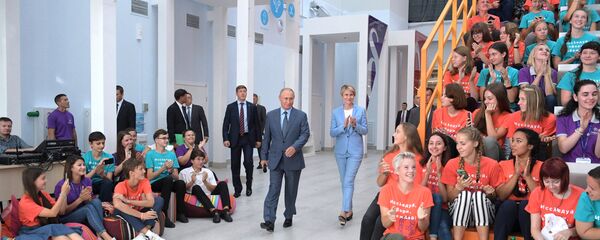 Predsednik Rusije Vladimir Putin u poseti obrazovnom centru Sirijus - Sputnik Srbija