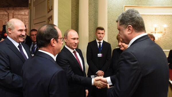 Predsednik Rusije Vladimir Putin rukuje se sa predsednikom Ukrajine Petrom Porošenkom na sastanku u Minsku - Sputnik Srbija