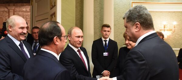 Председник Русије Владимир Путин рукује се са председником Украјине Петром Порошенком на састанку у Минску Председник Русије Владимир Путин рукује се са председником Украјине Петром Порошенком на састанку у Минску - Sputnik Србија