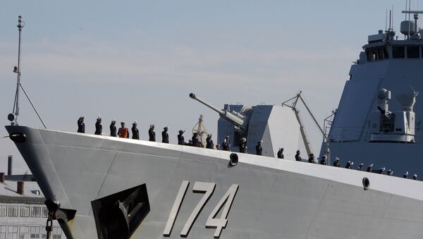 Кинески војници салутирају са разарача усидреног у Санкт Петербургу - Sputnik Србија