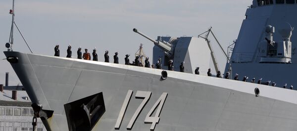 Кинески војници салутирају са разарача усидреног у Санкт Петербургу Кинески војници салутирају са разарача усидреног у Санкт Петербургу - Sputnik Србија