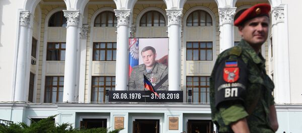 Portret Aleksandra Zaharčenka na zgradi Donjeckog državnog akademskog pozorišta - Sputnik Srbija