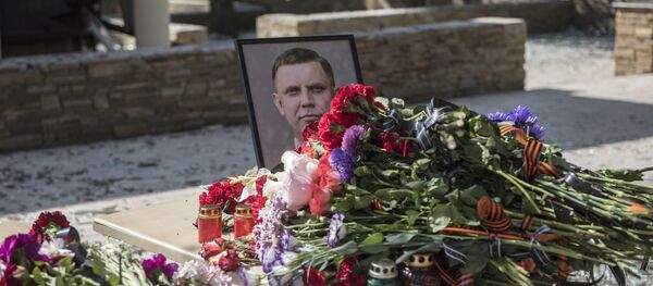 Портрет са ликом бившег лидера ДНР Александра Захарченка и цвеће испред кафића Сепар у Доњецку у коме је у експлозији погинуо Захарченко - Sputnik Србија