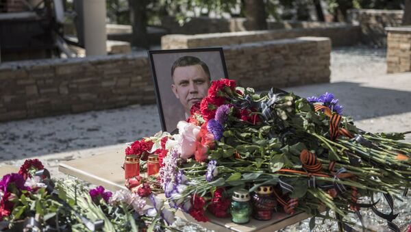 Portret sa likom bivšeg lidera DNR Aleksandra Zaharčenka i cveće ispred kafića Separ u Donjecku u kome je u eksploziji poginuo Zaharčenko - Sputnik Srbija