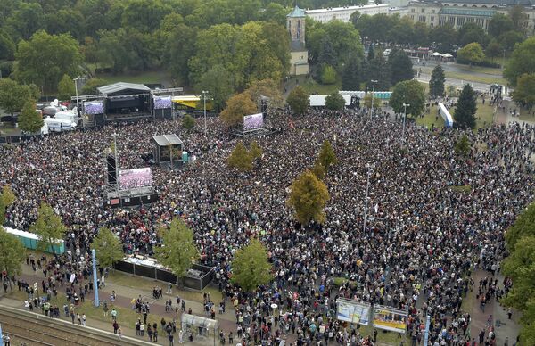 Хиљаде људи на концерту у знак протеста против демонстрација екстремне деснице у Кемницу у Немачкој Хиљаде људи на концерту у знак протеста против демонстрација екстремне деснице у Кемницу у Немачкој - Sputnik Србија