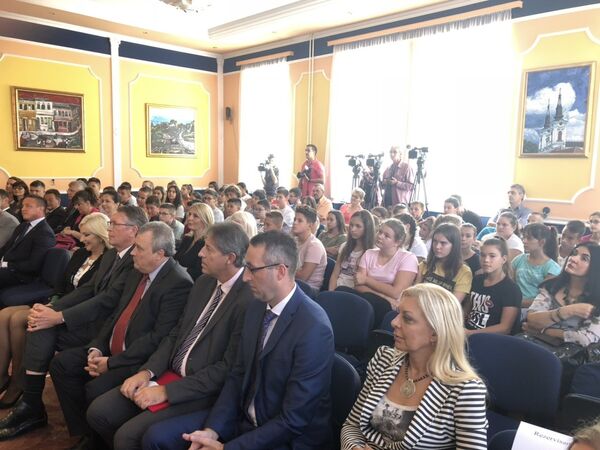 Manifestaciji su prisustvovali potpredsednica Vlade Republike Srbije ministarska građevinarstva, saobraćaja i infrastrukture Zorana Mihajlović, ambasador Rusije u Srbiji Aleksandar Čepurin, rukovodstvo srpskih železnica i drugi počasni gosti Manifestaciji su prisustvovali potpredsednica Vlade Republike Srbije ministarska građevinarstva, saobraćaja i infrastrukture Zorana Mihajlović, ambasador Rusije u Srbiji Aleksandar Čepurin, rukovodstvo srpskih železnica i drugi počasni gosti - Sputnik Srbija