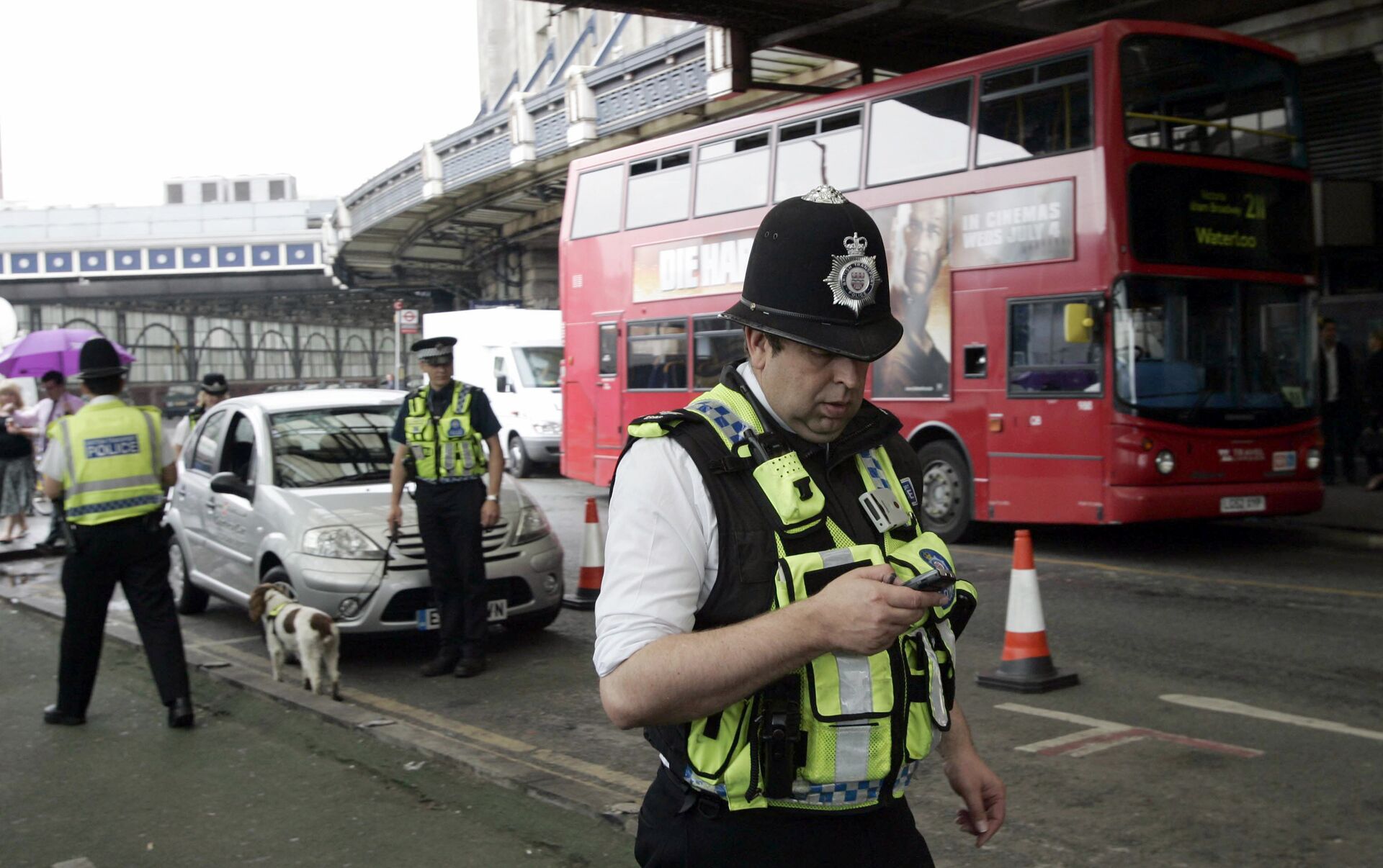 Арест в аэропорту Лондона. Задержанные Великобритании. Police activity.
