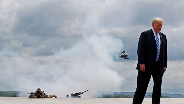 Председник САД Доналд Трамп на показним вежбама америчке војске у Форт Драму - Sputnik Србија