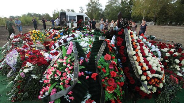Cveće i venci na grobu bivšeg lidera DNR Aleksandra Zaharčenka u Donjecku - Sputnik Srbija