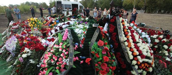 Cveće i venci na grobu bivšeg lidera DNR Aleksandra Zaharčenka u Donjecku Cveće i venci na grobu bivšeg lidera DNR Aleksandra Zaharčenka u Donjecku - Sputnik Srbija