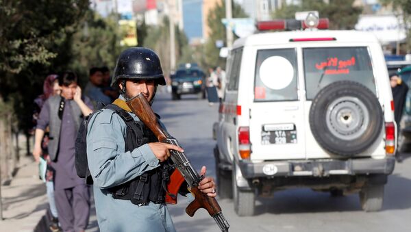Авганистански полицајац на месту напада бомбаша-самоубице у Кабулу - Sputnik Србија