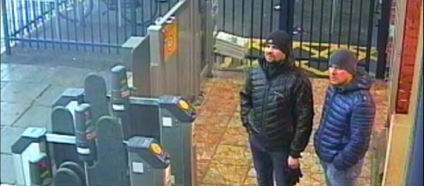 Snimak Aleksandra Petrova i Ruslana Boširova, osumnjičenih za napad hemijskom supstancom na bivšeg pukovnika GRU Sergeja Skripalja i njegovu ćerku Juliju, na stanici u Solsberiju - Sputnik Srbija