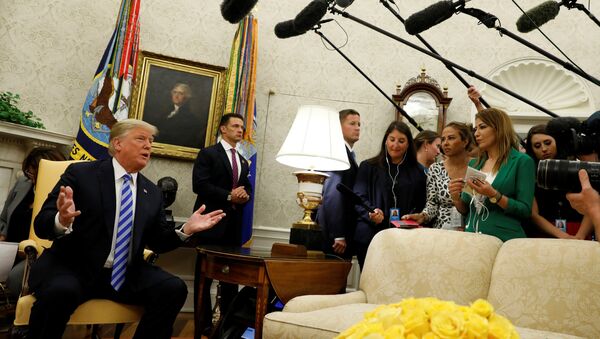 Амерички председник Доналд Трамп у Овалној соби Беле куће - Sputnik Србија