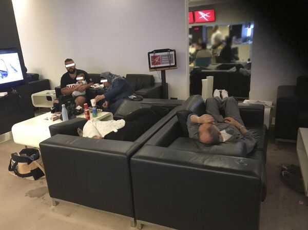 Чекаоница на аеродрому - Sputnik Србија