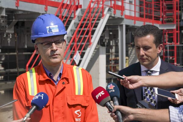 Vladimir Gagić, direktor Bloka prerada NIS i Olivije Bauzer, direktor Projekta duboka prerada Vladimir Gagić, direktor Bloka prerada NIS i Olivije Bauzer, direktor Projekta duboka prerada - Sputnik Srbija