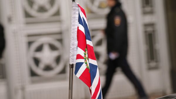 Zastava Velike Britanije ispred ambasade Rusije u Londonu - Sputnik Srbija