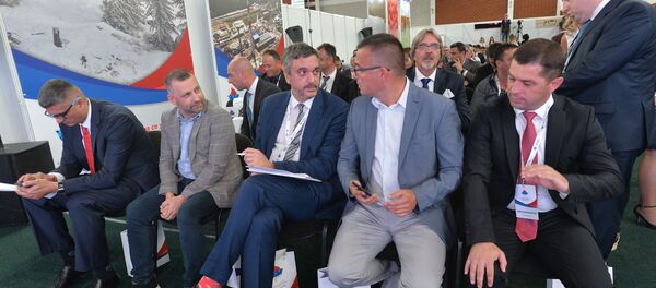 Министар пољопривреде, шумарства и руралног развоја у Влади Косова Ненад Рикало, заменик председника косовске владе Далибор Јевтић, председник Привредне коморе Србије Марко Чадеж, Недимовић, градоначелник Лепосавића Зоран Тодић и заменик директора Канцеларије за КиМ Душан Козарев на бизнис форуму - Sputnik Србија