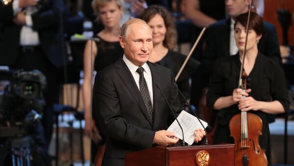 Председник Русије Владимир Путин на отварању концертне дворане Зарјадје у Москви - Sputnik Србија