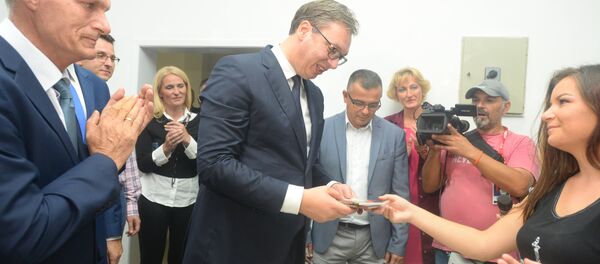 Председник Србије Александар Вучић током обиласка Пољопривредне школе Приштина са привременим седиштем у Лешку - Sputnik Србија