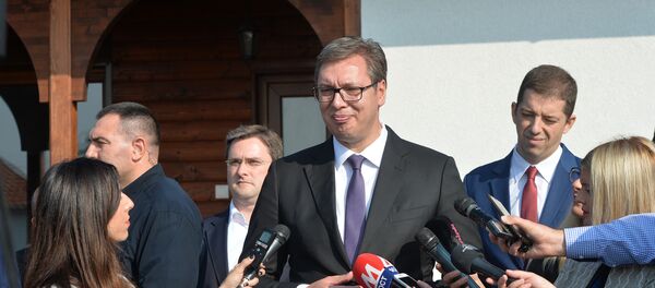 Председник Србије Александар Вучић током обиласка насеља Сунчана долина код Звечана Председник Србије Александар Вучић током обиласка насеља Сунчана долина код Звечана - Sputnik Србија