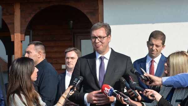 Predsednik Srbije Aleksandar Vučić tokom obilaska naselja Sunčana dolina kod Zvečana - Sputnik Srbija