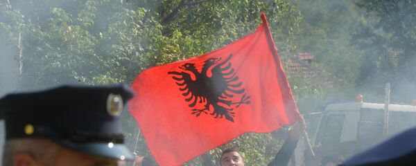 Косовски Албанац са заставом Албаније на блокади прилазу селу Бање на Косову и Метохији Косовски Албанац са заставом Албаније на блокади прилазу селу Бање на Косову и Метохији - Sputnik Србија