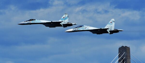 Višenamenski lovci Su-35 i Su-30M2 tokom trenažnog leta u okviru pripreme za ceremoniju otvaranja Istočnog ekonomskog foruma u Vladivostoku Višenamenski lovci Su-35 i Su-30M2 tokom trenažnog leta u okviru pripreme za ceremoniju otvaranja Istočnog ekonomskog foruma u Vladivostoku - Sputnik Srbija