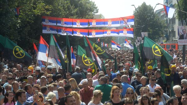 Građani Kosovske Mitrovice okupljeni na centralnom trgu pre obraćanja predsednika Srbije Aleksandra Vučića - Sputnik Srbija