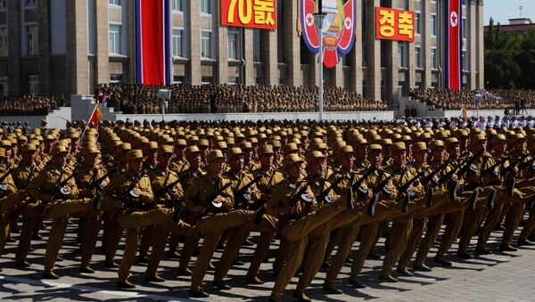Vojnici marširaju na vojnoj paradi povodom obeležavanja 70. godišnjice Severne Koreje u Pjongjangu - Sputnik Srbija