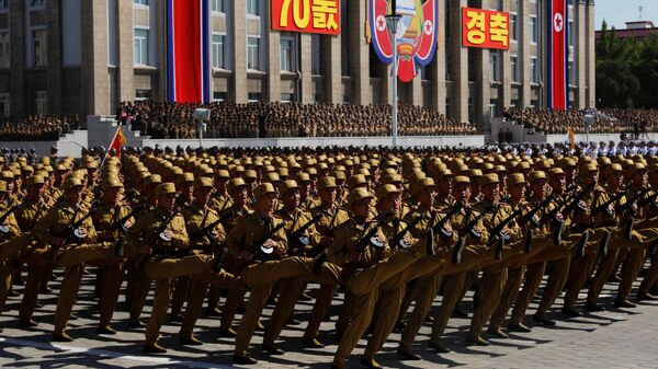 Војници марширају на војној паради поводом обележавања 70. годишњице Северне Кореје у Пјонгјангу - Sputnik Србија