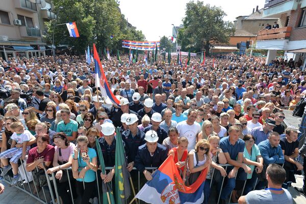 Građani na skupu na centralnom trgu, kod spomenika caru Lazaru u Kosovskoj Mitrovici. - Sputnik Srbija
