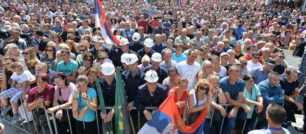 Građani na skupu na centralnom trgu, kod spomenika caru Lazaru u Kosovskoj Mitrovici. Građani na skupu na centralnom trgu, kod spomenika caru Lazaru u Kosovskoj Mitrovici. - Sputnik Srbija