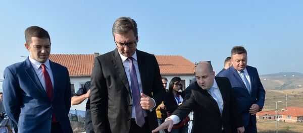 Председник Србије Александар Вуциц обилази насеље Сунцана долина, повратницко насеље у изградњи. Председник Србије Александар Вуциц обилази насеље Сунцана долина, повратницко насеље у изградњи. - Sputnik Србија