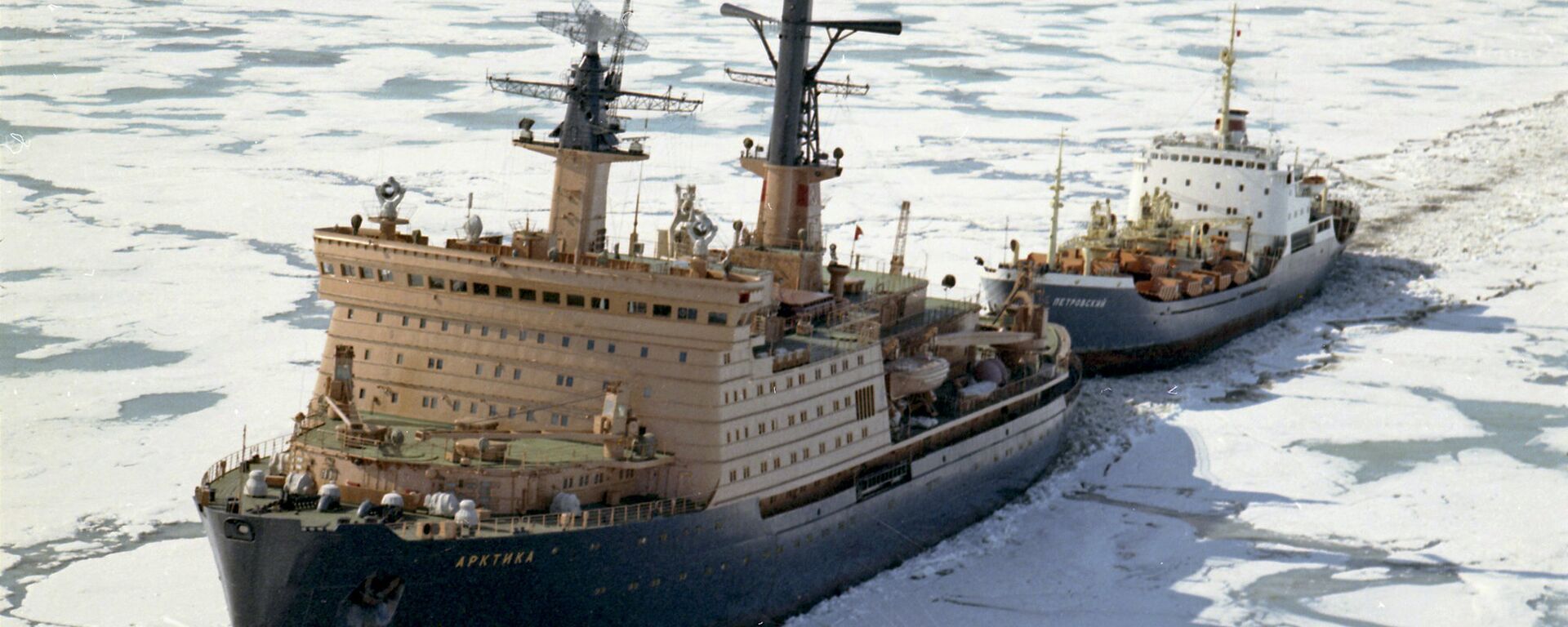 Атомски ледоломац Арктика утире пут броду кроз Северни ледени океан преко Северног морског пута - Sputnik Србија, 1920, 16.01.2023