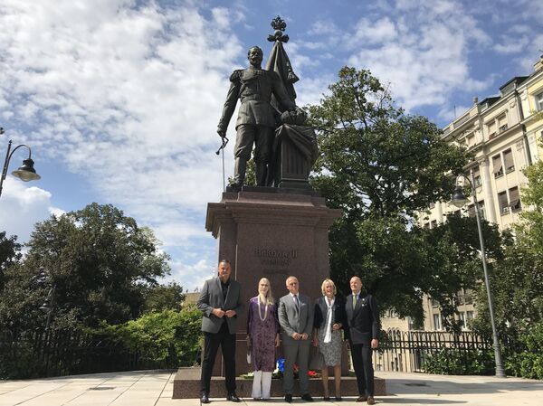 Роберт Чобан, Лејди Кембел, Горан Весић и Олга Романов испред споменика цару Николају Другом - Sputnik Србија