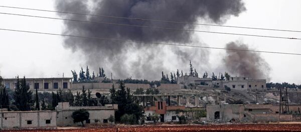 Дим се вије након што су сиријске снаге бомбардовале Ел Хабит у јужном делу провинције Идлиб који контролишу терористи - Sputnik Србија