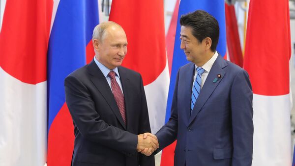 Predsednik Rusije Vladimir Putin i premijer Japana Šinzo Abe - Sputnik Srbija