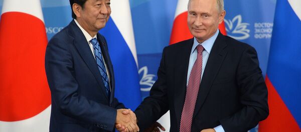 Владимир Путини Шинзо Абе у Владивостоку Владимир Путини Шинзо Абе у Владивостоку - Sputnik Србија