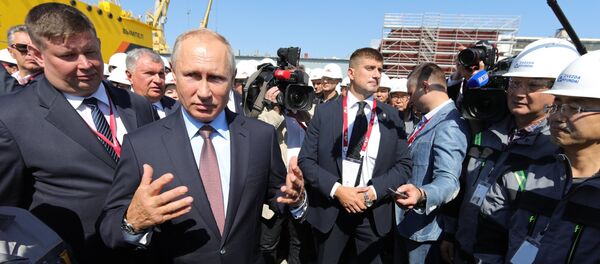 Председник Русије Владимир Путин током посете фабрици Звезда Председник Русије Владимир Путин током посете фабрици Звезда - Sputnik Србија