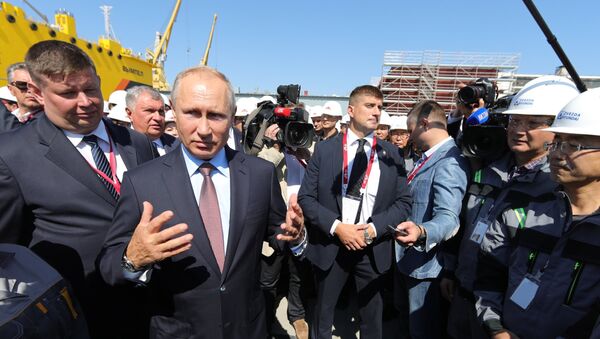 Predsednik Rusije Vladimir Putin tokom posete fabrici Zvezda - Sputnik Srbija