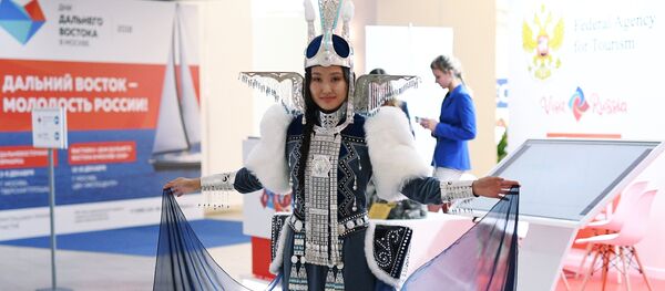 Devojka u narodnoj nošnji na IV Istočnom ekonomskom forumu u Vladivostoku - Sputnik Srbija