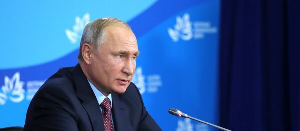 Председник Русије Владимир Путин на IV Источном економском форуму Председник Русије Владимир Путин на IV Источном економском форуму - Sputnik Србија