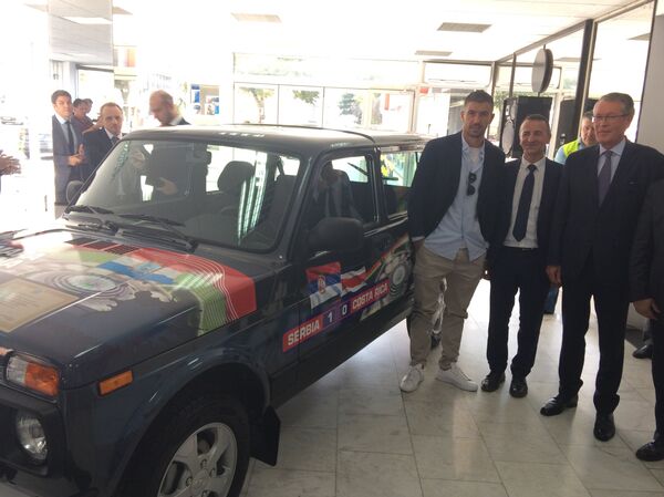 Кључеве за ауто Коларову је уручио руски амбасадор у Београду Александар Коларов - Sputnik Србија