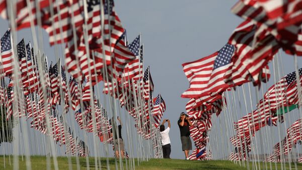 Zastave podignute u čast žrtvama terorističkog napada 11. septembra u SAD - Sputnik Srbija