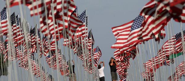 Заставе подигнуте у част жртвама терористичког напада 11. септембра у САД Заставе подигнуте у част жртвама терористичког напада 11. септембра у САД - Sputnik Србија