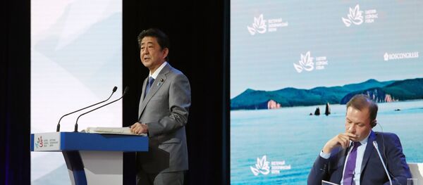 Премијер Јапана Шинзо Абе на Источном економском форуму у Владивостоку Премијер Јапана Шинзо Абе на Источном економском форуму у Владивостоку - Sputnik Србија