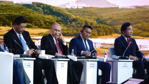 Predsednik Kine Si Đinping, predsednik Rusije Vladimir Putin, predsednik Južne Koreje Li Nak Jong i predsednik Mongolije Haltmagin Batulga na Istočnom ekonomskom forumu u Vladivostoku - Sputnik Srbija